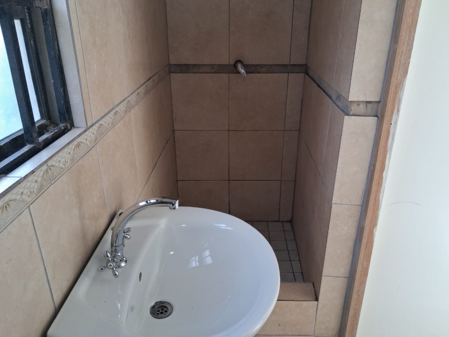 To Let 5 Bedroom Property for Rent in Cambridge Eastern Cape